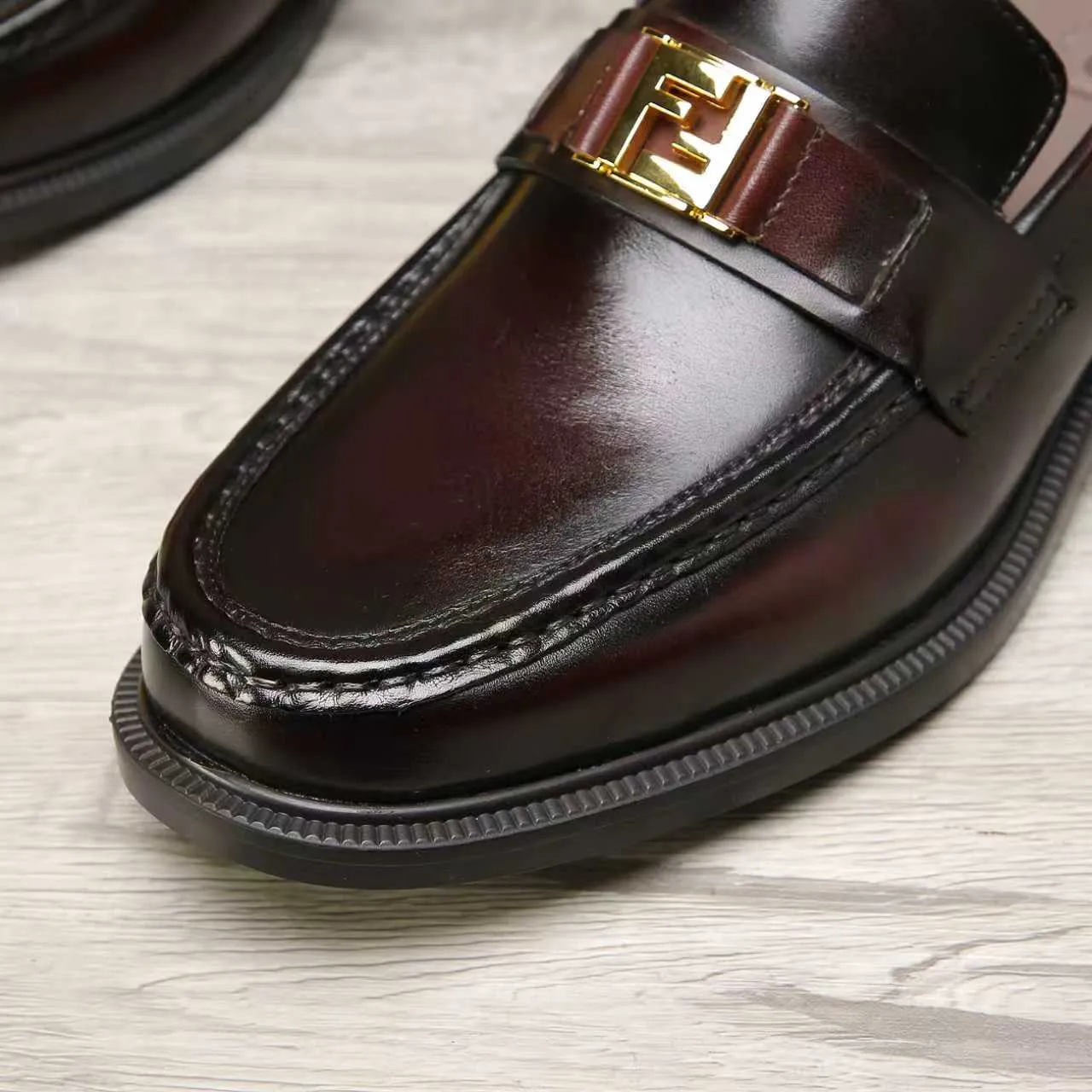 ​Men's shoes 💰 500 💰 Water dyed cowhide 🆘 The latest FENDI ( Fendi ) new casual leather shoes 🕶️🕶️ Simple routing effect, showing an elegant and cool driving shoe 🎬Made of Italian 🇮🇹 imported calfskin + first-layer water-dyed cowhide lining🐂Excellent material🎬Detailed workmanship 🤗Comfortable foot feel➰➰. ​Pair it with any outfit to show your taste and temperament, low-key luxury ♻️Design ​simple and elegant ​noble and fashionable 🍃​Very loved and favored by trendy men 💓❤️Size: 38-44 2⃣️colors available
